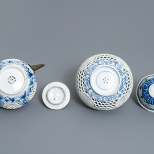 Une théière et deux bols ajourées à doubles parois en porcelaine de Chine bleu et blanc, époque Transition — photo 7