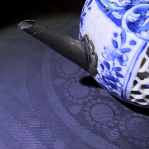 Une théière et deux bols ajourées à doubles parois en porcelaine de Chine bleu et blanc, époque Transition — photo 8