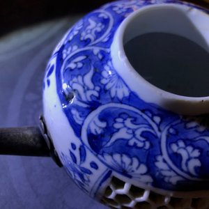 Une théière et deux bols ajourées à doubles parois en porcelaine de Chine bleu et blanc, époque Transition — photo 9