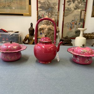 Une théière et deux bols couverts en émaux de Canton au fond rouge de rubis, Chine, Qianlong/Jiaqing — photo 11