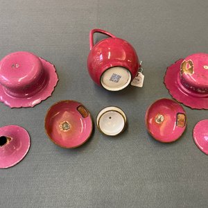Une théière et deux bols couverts en émaux de Canton au fond rouge de rubis, Chine, Qianlong/Jiaqing — photo 13