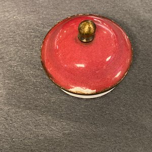 Une théière et deux bols couverts en émaux de Canton au fond rouge de rubis, Chine, Qianlong/Jiaqing — photo 14