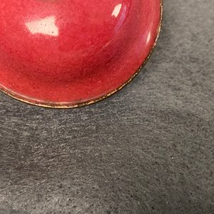 Une théière et deux bols couverts en émaux de Canton au fond rouge de rubis, Chine, Qianlong/Jiaqing — photo 15
