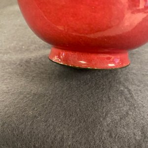 Une théière et deux bols couverts en émaux de Canton au fond rouge de rubis, Chine, Qianlong/Jiaqing — photo 17