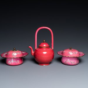 Une théière et deux bols couverts en émaux de Canton au fond rouge de rubis, Chine, Qianlong/Jiaqing — photo 2