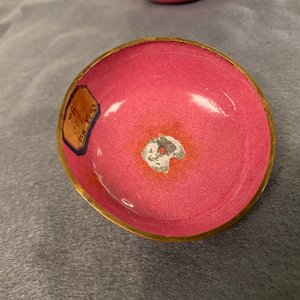 Une théière et deux bols couverts en émaux de Canton au fond rouge de rubis, Chine, Qianlong/Jiaqing — photo 28