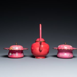 Une théière et deux bols couverts en émaux de Canton au fond rouge de rubis, Chine, Qianlong/Jiaqing — photo 6