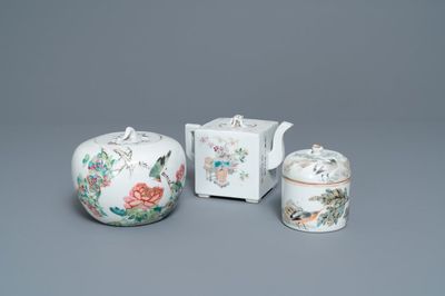Une théière et deux pots couverts en porcelaine de Chine qianjiang cai, 19/20ème
