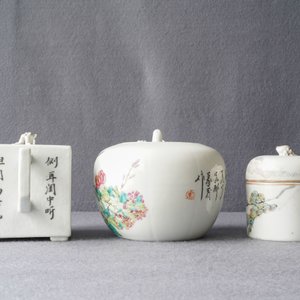 Une théière et deux pots couverts en porcelaine de Chine qianjiang cai, 19/20ème — photo 11