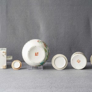 Une théière et deux pots couverts en porcelaine de Chine qianjiang cai, 19/20ème — photo 13