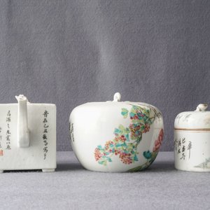 Une théière et deux pots couverts en porcelaine de Chine qianjiang cai, 19/20ème — photo 9