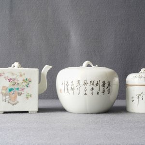 Une théière et deux pots couverts en porcelaine de Chine qianjiang cai, 19/20ème — photo 10