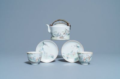Une théière et deux tasses et soucoupes en porcelaine de Chine qianjiang cai, 19/20ème