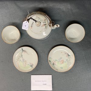 Une théière et deux tasses et soucoupes en porcelaine de Chine qianjiang cai, 19/20ème — photo 16
