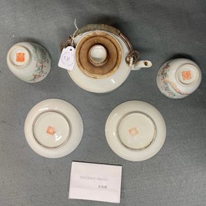 Une théière et deux tasses et soucoupes en porcelaine de Chine qianjiang cai, 19/20ème — photo 18