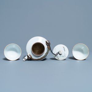 Une théière et deux tasses et soucoupes en porcelaine de Chine qianjiang cai, 19/20ème — photo 8
