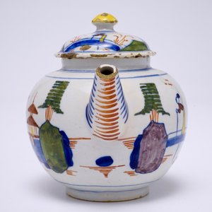 Une théière et son couvercle en faïence de Delft polychrome, 18ème — photo 5