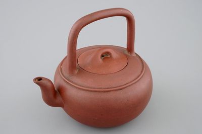 Une théière et son couvercle en grès de Yixing, 19/20ème