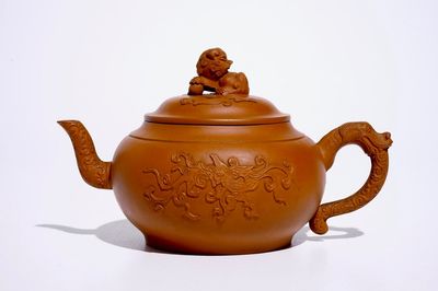 Une théière et son couvercle en grès de Yixing, Chine, Kangxi