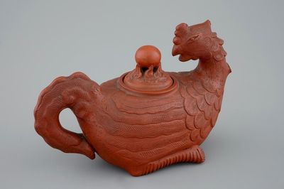 Une théière et son couvercle en grès de Yixing en forme de phénix ou feng huang, Chine, 17/19ème