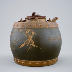 Une théière et son couvercle en grès émaillé de Yixing avec inscription, Chine, 20ème — photo 3