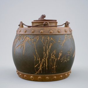 Une théière et son couvercle en grès émaillé de Yixing avec inscription, Chine, 20ème — photo 4