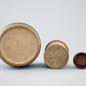 Une théière et son couvercle en grès émaillé de Yixing avec inscription, Chine, 20ème — photo 8