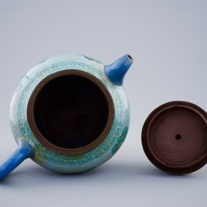 Une théière et son couvercle en grès émaillé de Yixing, Chine, 19ème — photo 5