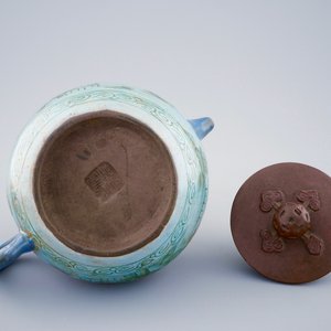 Une théière et son couvercle en grès émaillé de Yixing, Chine, 19ème — photo 6