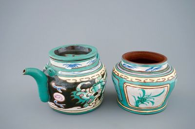 Une théière et son couvercle en grès émaillé de Yixing et un pot de conservation, Chine, 19ème