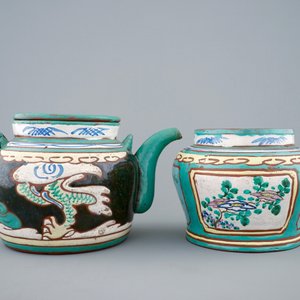 Une théière et son couvercle en grès émaillé de Yixing et un pot de conservation, Chine, 19ème — photo 3