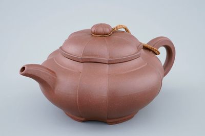 Une théière et son couvercle en grès émaillé de Yixing signé Pa Kua, Zhou Guizhen, Chine, 20ème
