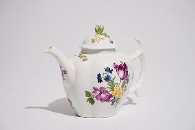 Une théière et son couvercle en porcelaine à décor floral, Allemagne, 18/19ème