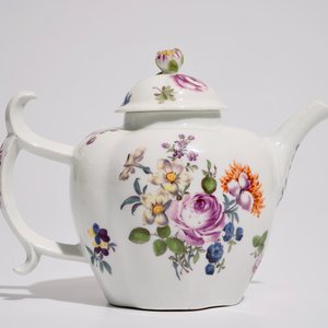 Une théière et son couvercle en porcelaine à décor floral, Allemagne, 18/19ème — photo 2