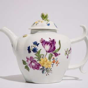 Une théière et son couvercle en porcelaine à décor floral, Allemagne, 18/19ème — photo 4
