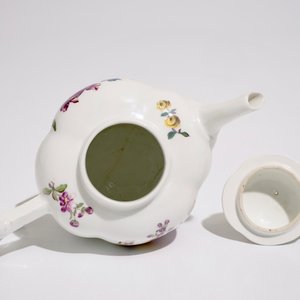 Une théière et son couvercle en porcelaine à décor floral, Allemagne, 18/19ème — photo 6
