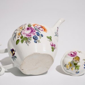 Une théière et son couvercle en porcelaine à décor floral, Allemagne, 18/19ème — photo 7