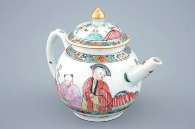 Une théière et son couvercle en porcelaine blanc de Chine à décor peint à Londres, Kangxi