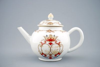 Une théière et son couvercle en porcelaine de Chine à décor armoirié, Qianlong, 18ème