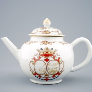 Une théière et son couvercle en porcelaine de Chine à décor armoirié, Qianlong, 18ème — photo 1