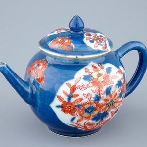 Une théière et son couvercle en porcelaine de Chine à décor en rouge de fer sur fond bleu poudré, Kangxi — photo 1