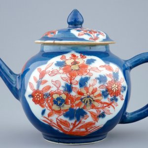 Une théière et son couvercle en porcelaine de Chine à décor en rouge de fer sur fond bleu poudré, Kangxi — photo 2