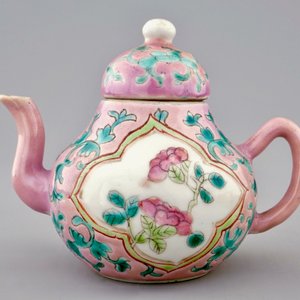 Une théière et son couvercle en porcelaine de Chine à fond rose, 19ème — photo 2