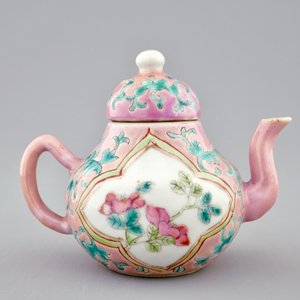 Une théière et son couvercle en porcelaine de Chine à fond rose, 19ème — photo 4