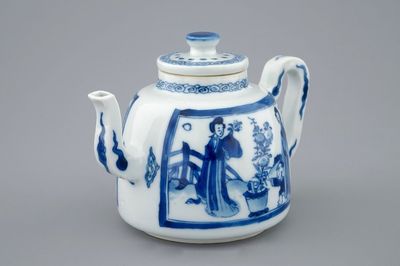 Une théière et son couvercle en porcelaine de Chine bleu et blanc, Kangxi