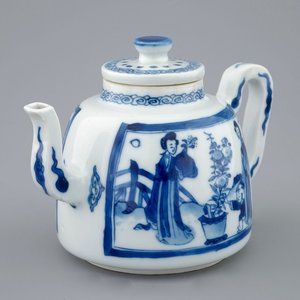 Une théière et son couvercle en porcelaine de Chine bleu et blanc, Kangxi — photo 1