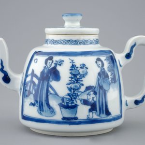 Une théière et son couvercle en porcelaine de Chine bleu et blanc, Kangxi — photo 2