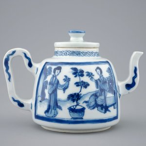 Une théière et son couvercle en porcelaine de Chine bleu et blanc, Kangxi — photo 4