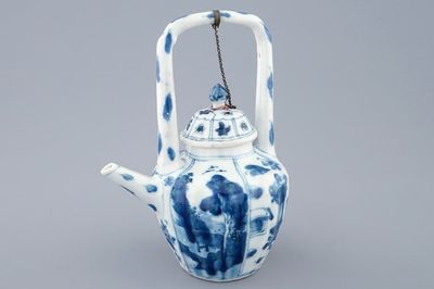 Une théière et son couvercle en porcelaine de Chine bleu et blanc, Kangxi