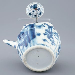 Une théière et son couvercle en porcelaine de Chine bleu et blanc, Kangxi — photo 3